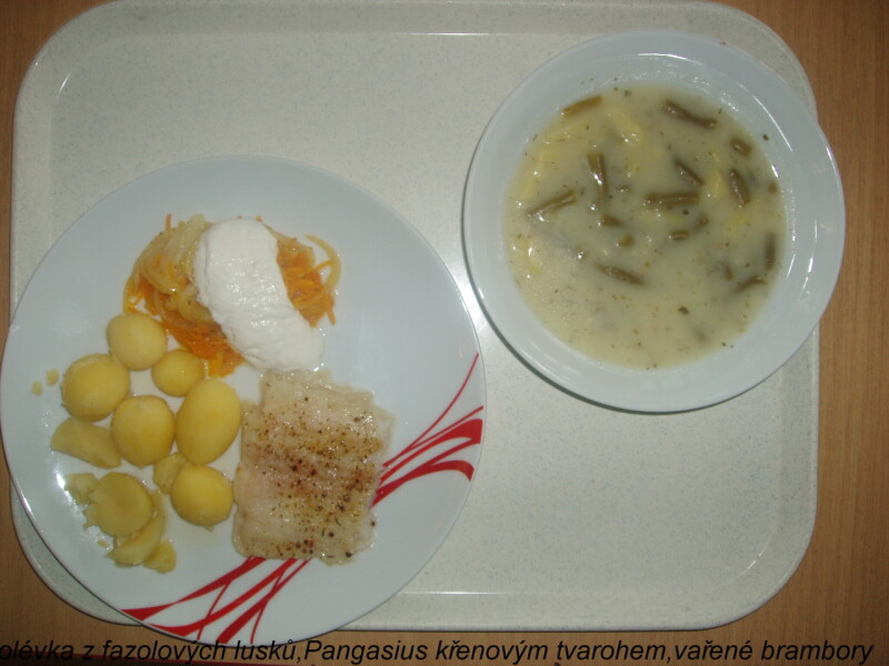 Polévka z fazolových lusků,Pangasius křenovým tvarohem,vařené brambory